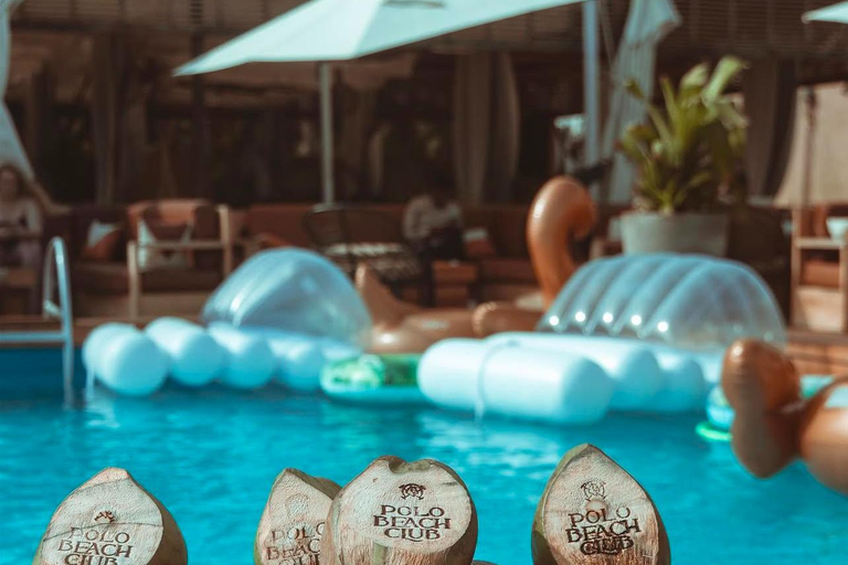 Experiencia de lujo frente a la playa de Accra: sol, arena, serenidad y almuerzo