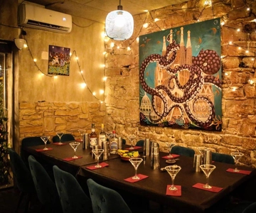 Barcelona: Cocktail Master Class by Mixologist with Tapas