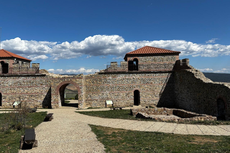 Tsari Mali Grad, Belchin Hut, tour per piccoli gruppi da SofiaEscursione a Sofia a Tsari Mali Grad vs Belchinski Rai Hut