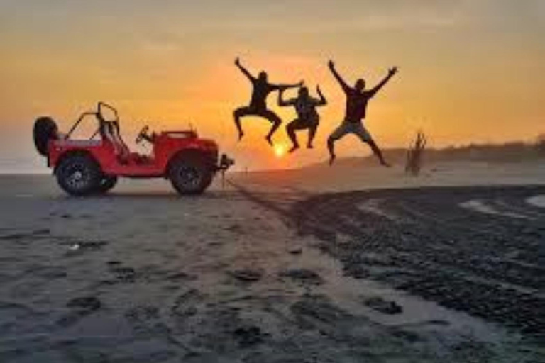 Yogyakarta: Wycieczka terenowym jeepem po plaży ParangtritisYogyakarta: plaża Parangtritis – jazda terenowa jeepem
