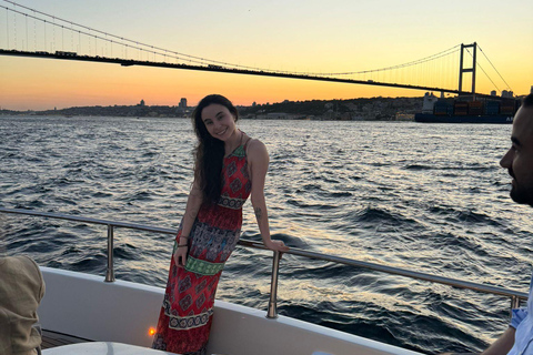 Istanbul: Bosphorus Sunset Cruise with Snacks and Wine Istanbul: Bosphorus Sunset Cruise without Wine