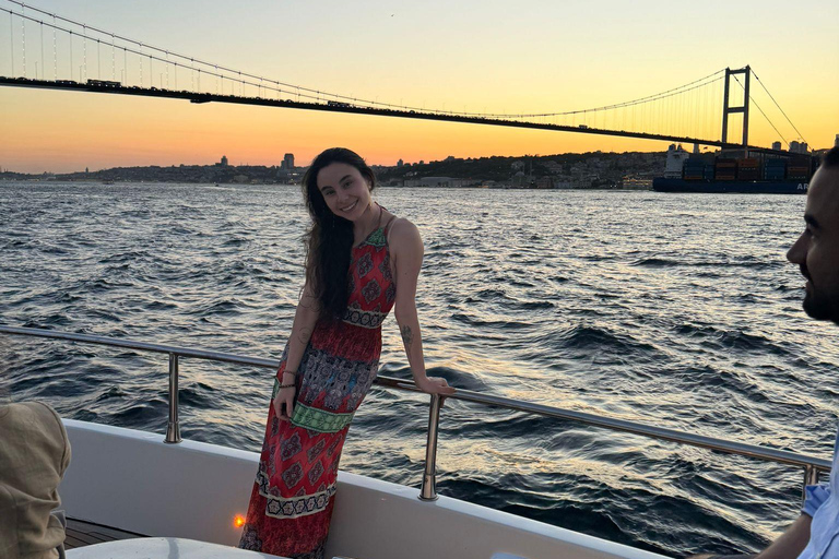 Istanbul: Bosphorus Sunset Cruise with Snacks and Wine Istanbul: Bosphorus Sunset Cruise without Wine
