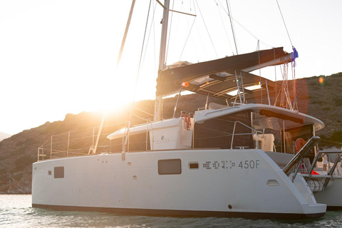 Puerto viejo de La Canea: crucero de lujo en catamarán al atardecer con vinoCrucero privado de lujo en catamarán al atardecer con vino