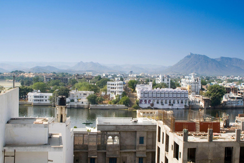 Au départ d'Udaipur : Visite privée de la ville des lacs d'UdaipurTransport, guide touristique, droits d'entrée, déjeuner et promenade en bateau