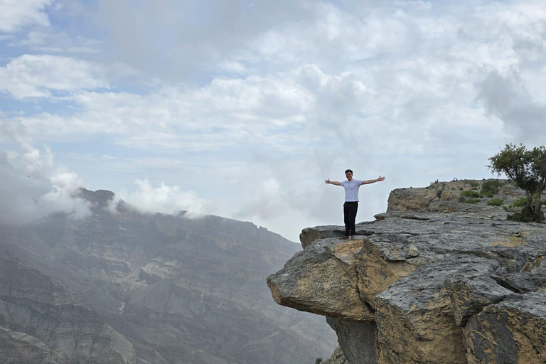 From Muscat: Nizwa Fort, Al Hamra & Jebel Shams Day Trip