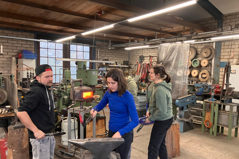 Münsingen/Bern: Knife forging event, a unique and exciting experience Münsingen/Bern: Knife-making event, a unique and exciting experience