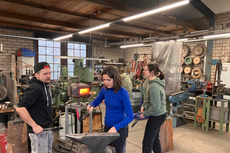 Münsingen/Bern: Knife forging event, a unique and exciting experience Münsingen/Bern: Knife-making event, a unique and exciting experience