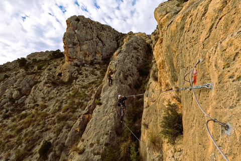 Elda: Ferrata Bolón, tirolina récord.