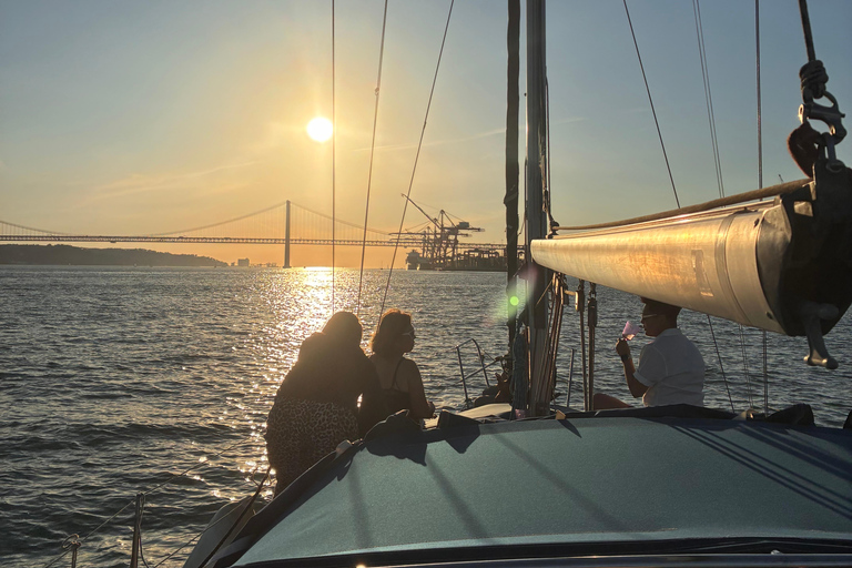 Sunset aboard a sailboat in Lisbon! Sunset aboard a sailing boat in Lisbon!