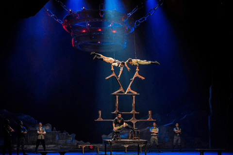 Beijing: Acrobatiekshow van het Rode Theater toont Chinese cultuurRood Theater Acrobatiekshow Zijkanten eerste verdieping / tweede verdieping