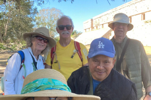 Uxmal: Visita guiada a pie de la zona arqueológica con entrada gratuitaVisita en grupo en inglés o español con entrada