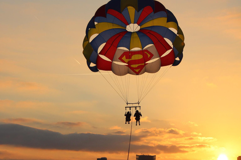 Barcelona: Parasailing mit 360º Panoramablick auf die Skyline