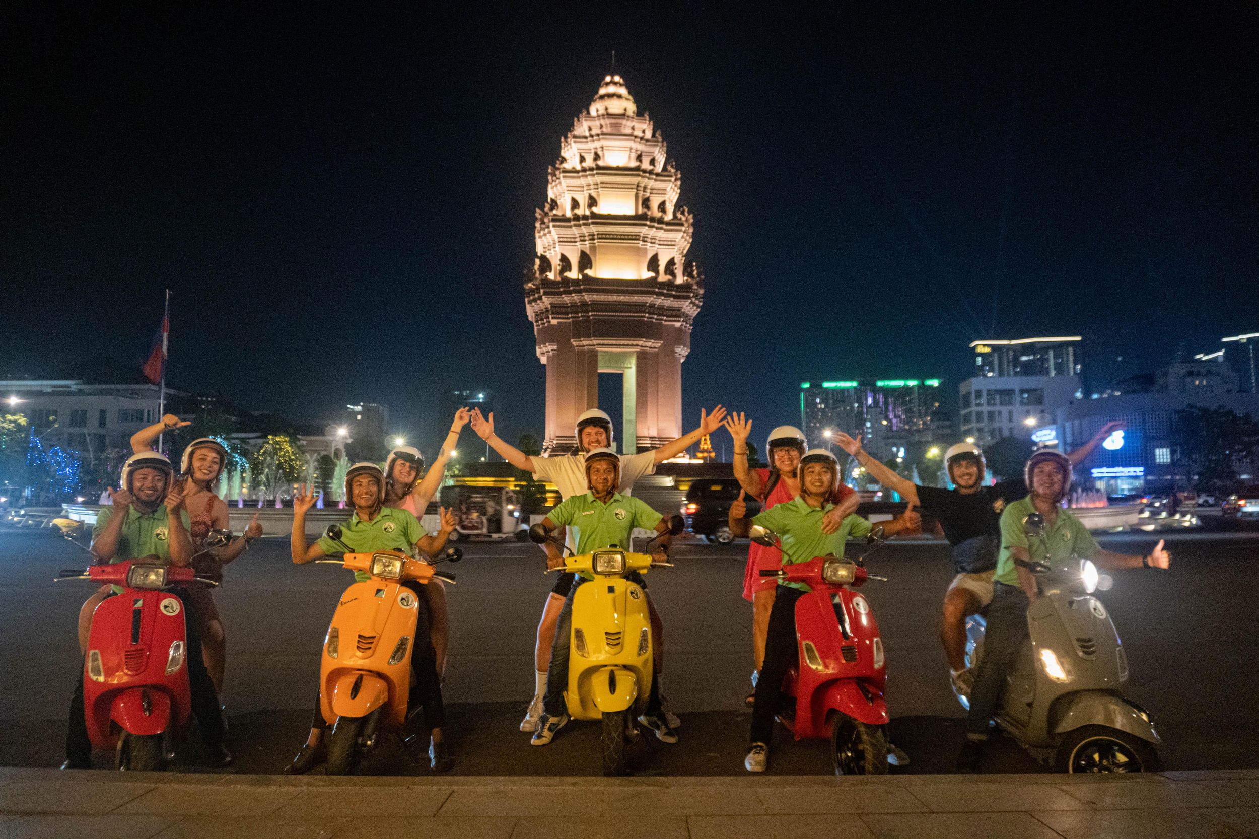 Phnom Penh: nächtliche Foodie-Tour mit Vespa/Tuk-Tuk verfügbar