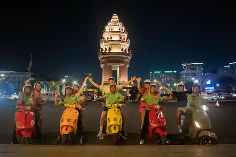 Tour noturno de Phnom Penh com comida típica Vespa