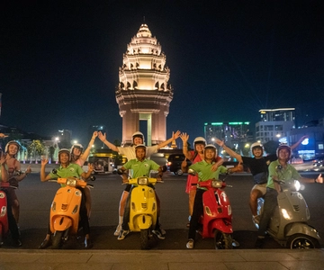 Phnom Penh Night Foodie Vespa Tour