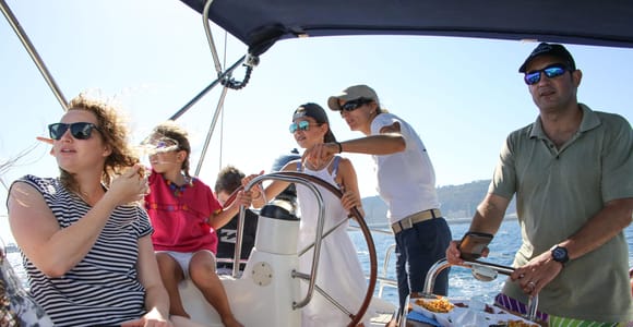 Barcelona: Sailing Tour with Spanish Tapas and Drinks