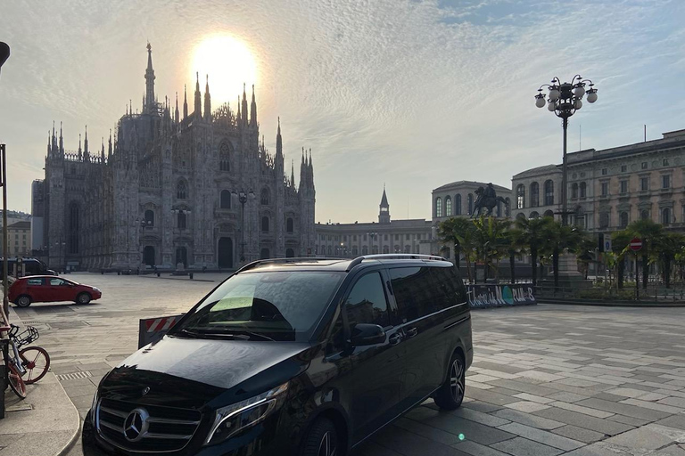 Privater Transfer zum/vom Flughafen MalpensaArona zum Flughafen - Mercedes E-Klasse