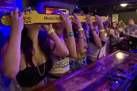 Benidorm: tour por los bares de la vida nocturna con bebidas especiales