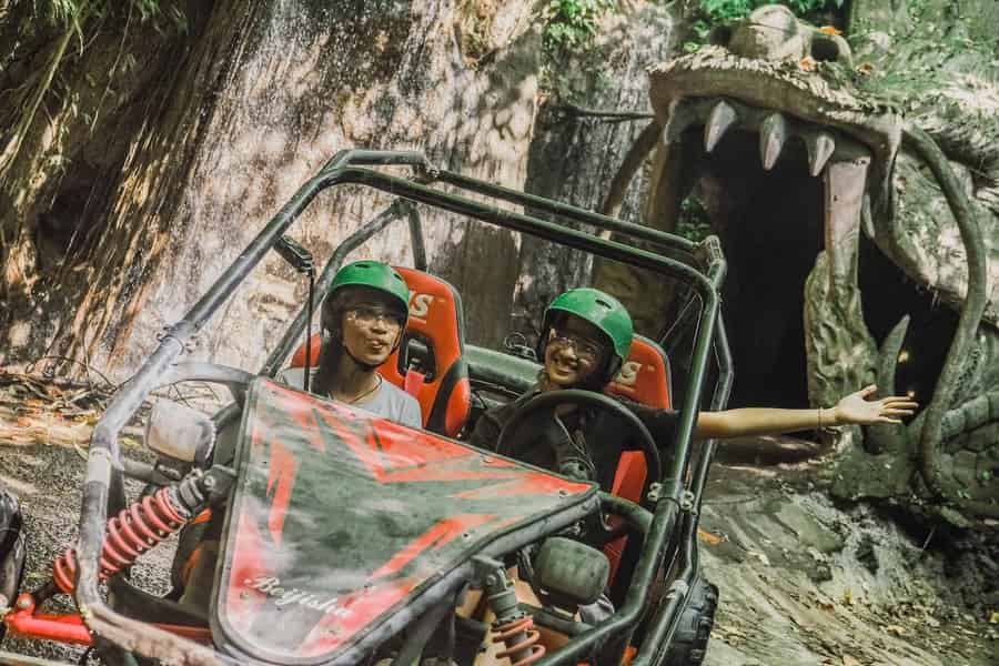 Ubud: Buggy-Abenteuer in 5 Terrains mit Höhle, Fluss und Mittagessen. Foto: GetYourGuide Ubud: Buggy-Abenteuer in 5 Terrains mit Höhle, Fluss und Mittagessen. Foto: GetYourGuide