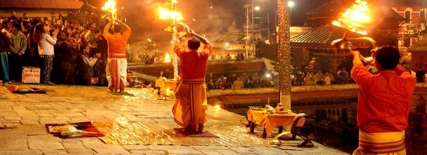 Katmandou : Visite du temple de Pashupatinath en soirée (Aarati)
