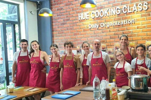 Hue: Aula de culinária com uma família localAula de culinária com visita ao mercado