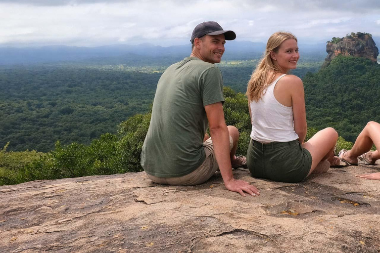 8-Day Sri Lanka Private Tour with Hotels, Train Ride &Safari