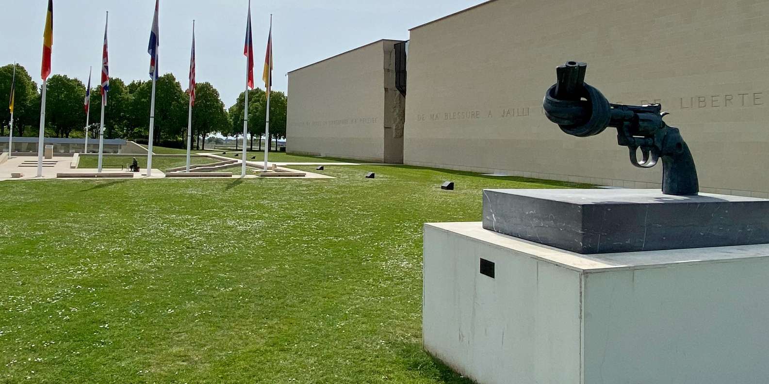 Amerikanske soldater og USA 's flag. Den amerikanske hær. Veterandag —  Stockfoto © Bumble-Dee #308481132, image size:1585x792