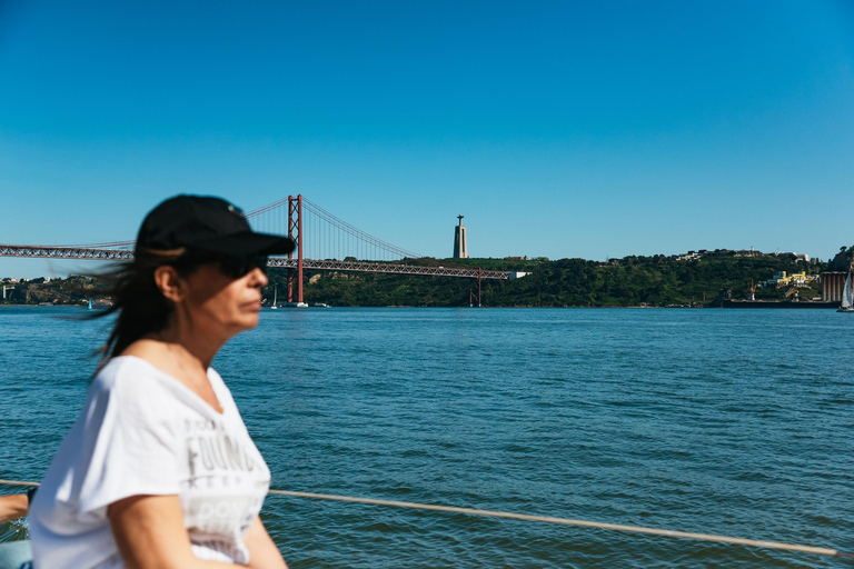 Lisboa: Passeio de veleiro pelo horizonte da cidade com bebidas e petiscosPasseio Diurno em Inglês