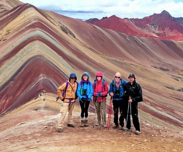 Cusco: Regenboogberg en Rode Vallei met gids en maaltijden