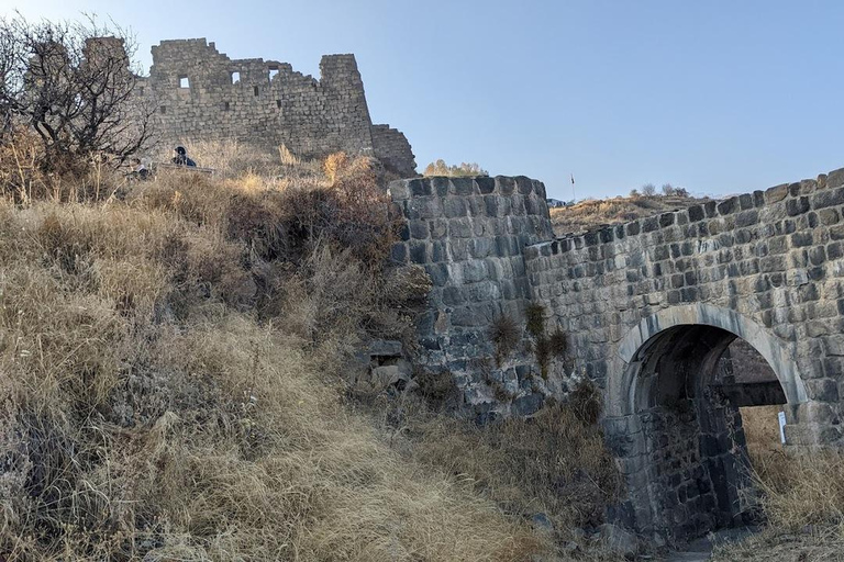 埃里温：安贝尔德堡垒、阿拉加茨山和卡里湖之旅