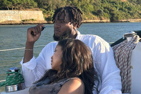 لشبونة: رحلة بحرية رومانسية عند غروب الشمس مع النبيذ والتاباس البرتغالي