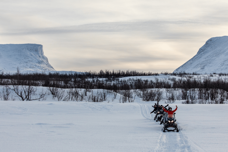 Abisko: Tolle Outback-Schneemobiltour mit dem See AbiskojaureAbisko: Great Outback Snowmobile Tour mit Lake Abiskojaure