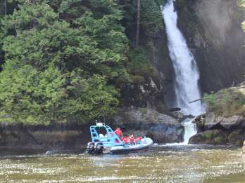 Vancouver: Granite Falls Bootstour, Wasserfälle und Wildtiere