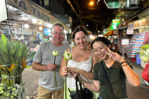 HCM: Melhor comida de rua e excursão turística com um guia amigávelHCM City: Visita à comida de rua de mota com um guia simpático