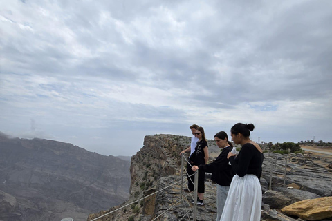 From Muscat: Nizwa Fort, Al Hamra & Jebel Shams Day Trip