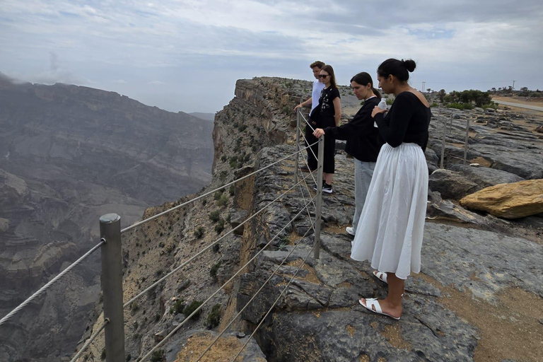 From Muscat: Nizwa Fort, Al Hamra & Jebel Shams Day Trip
