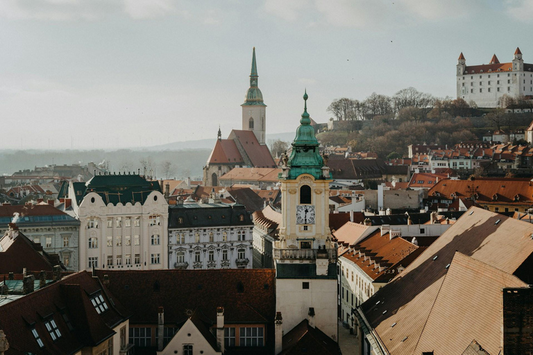 De Viena: Viagem de 1 dia a Bratislava com almoço tradicionalDe Viena: Viagem de 1 dia a Bratislava com almoço e bebida