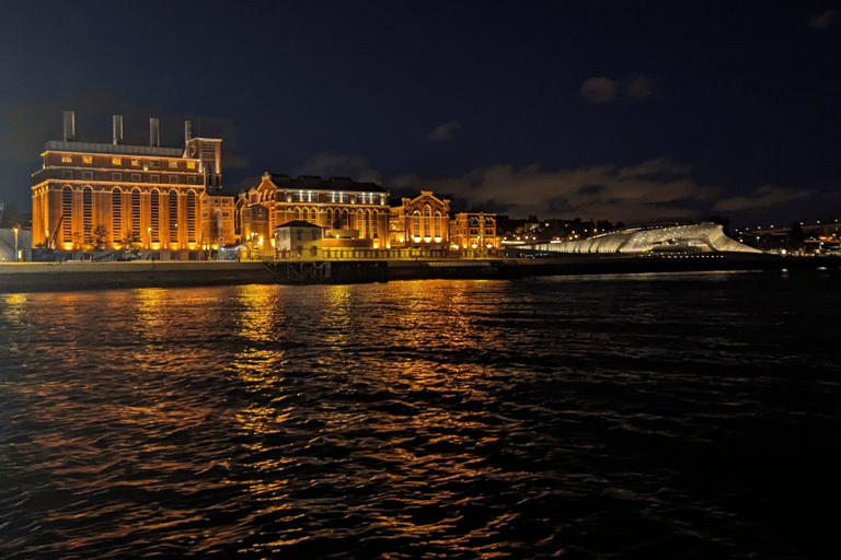 Lissabon: 2 Stunden Bootstour. Gemeinsames Erlebnis. Tag-Sonnenuntergang-NachtLissabon: Bootstour. Gemeinsames Segelerlebnis. Sonnenuntergang.