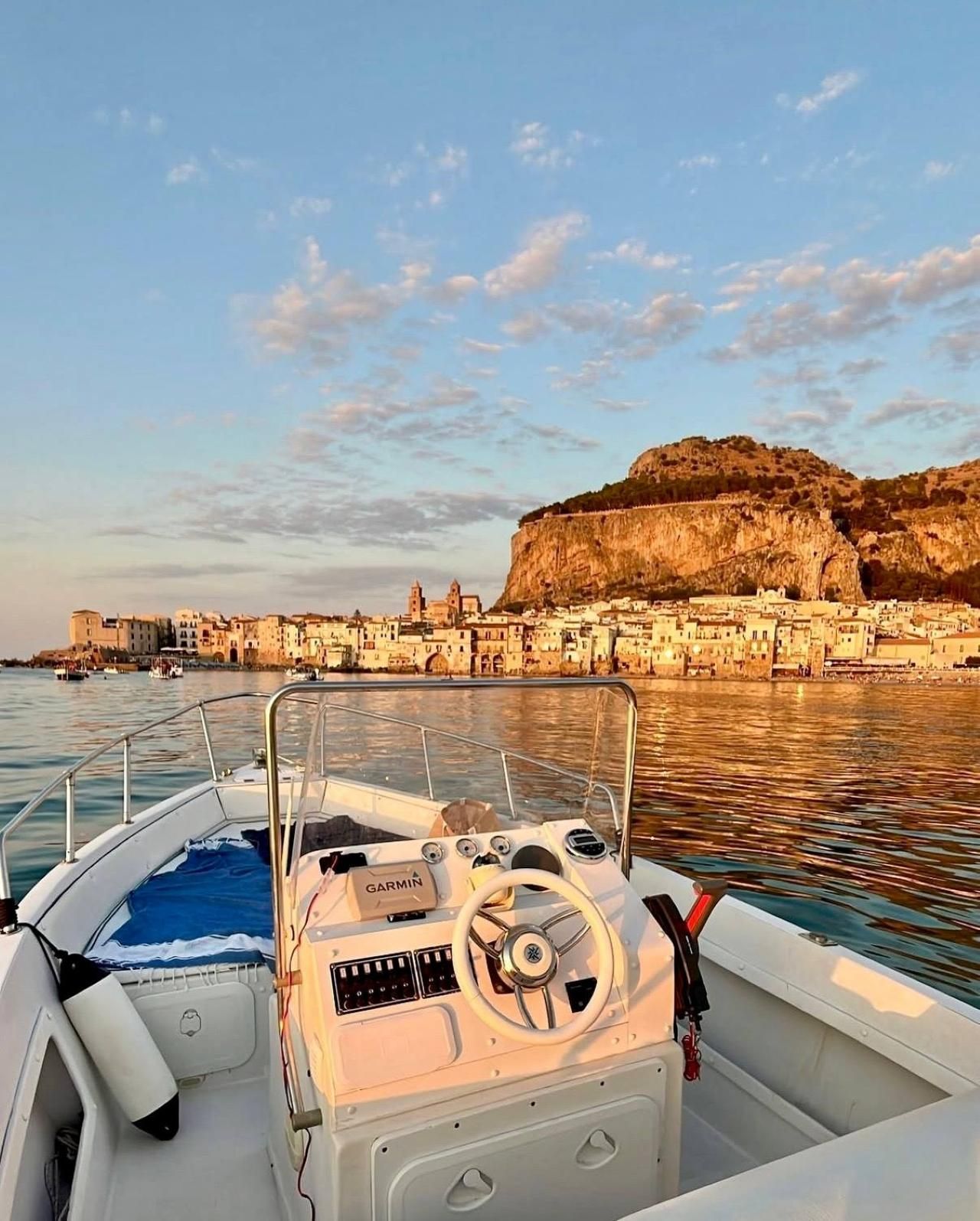 Cefalù: Privater Bootsausflug mit Aperitif, Schnorcheln und Grotten