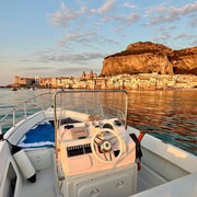Cefalù: Privater Bootsausflug mit Aperitif, Schnorcheln und Grotten