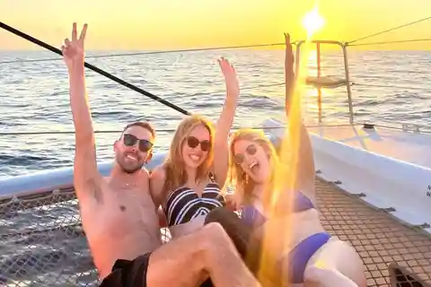 Milos: Crociera privata in catamarano a Kleftiko e Polyegos