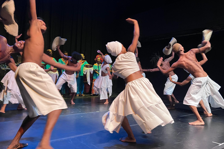 Salvador de Noche: Cena y Espectáculo Cultural