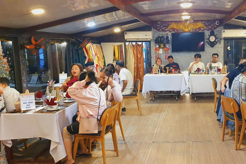 Hue: Pieśń ludowa na smoczej łodzi na rzece Perfumowej z kolacją