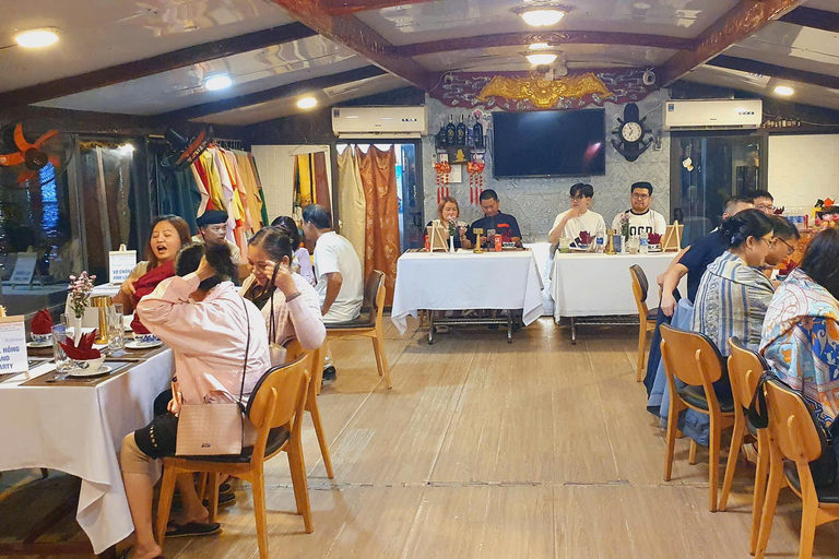 Hue: Pieśń ludowa na smoczej łodzi na rzece Perfumowej z kolacją