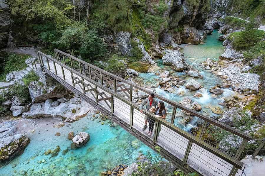 Von Zagreb: Tagestour ins Soča-Tal mit Tolmin-Schluchten. Foto: GetYourGuide