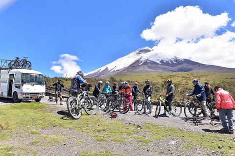 Da Quito: Tour del vulcano Cotopaxi e della laguna di Limpiopungo