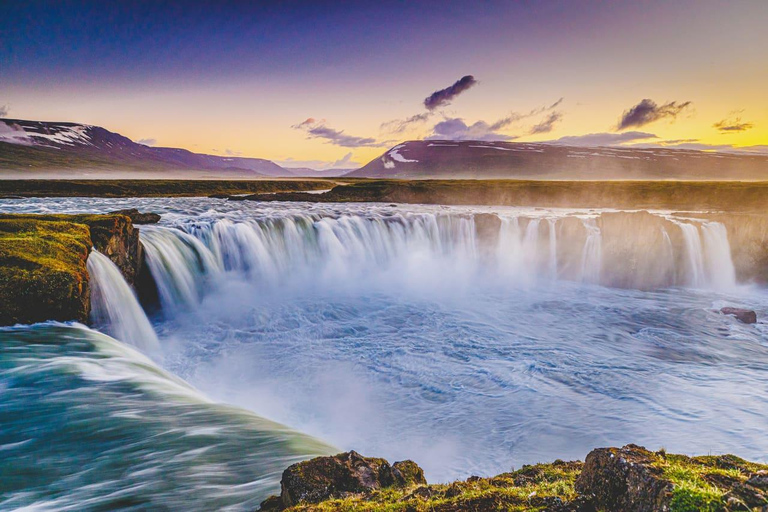 Goðafoss vattenfall, jultomtens hus och skogslagunen