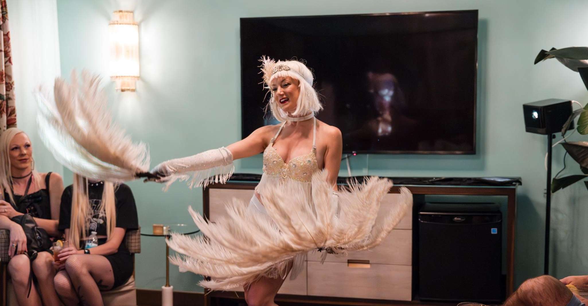 Las Vegas: Immersive 1920s Night Tour with Cocktails & Flask