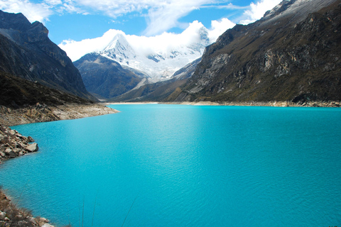 从瓦拉斯出发：前往梦幻帕龙湖的景观探险之旅从瓦拉斯出发：前往神奇的帕龙湖的景观冒险之旅