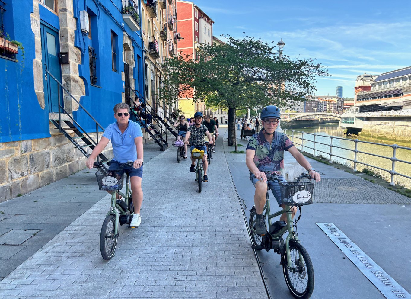 Bilbao: Guidet højdepunkter tur med en lille gruppe på elcykel